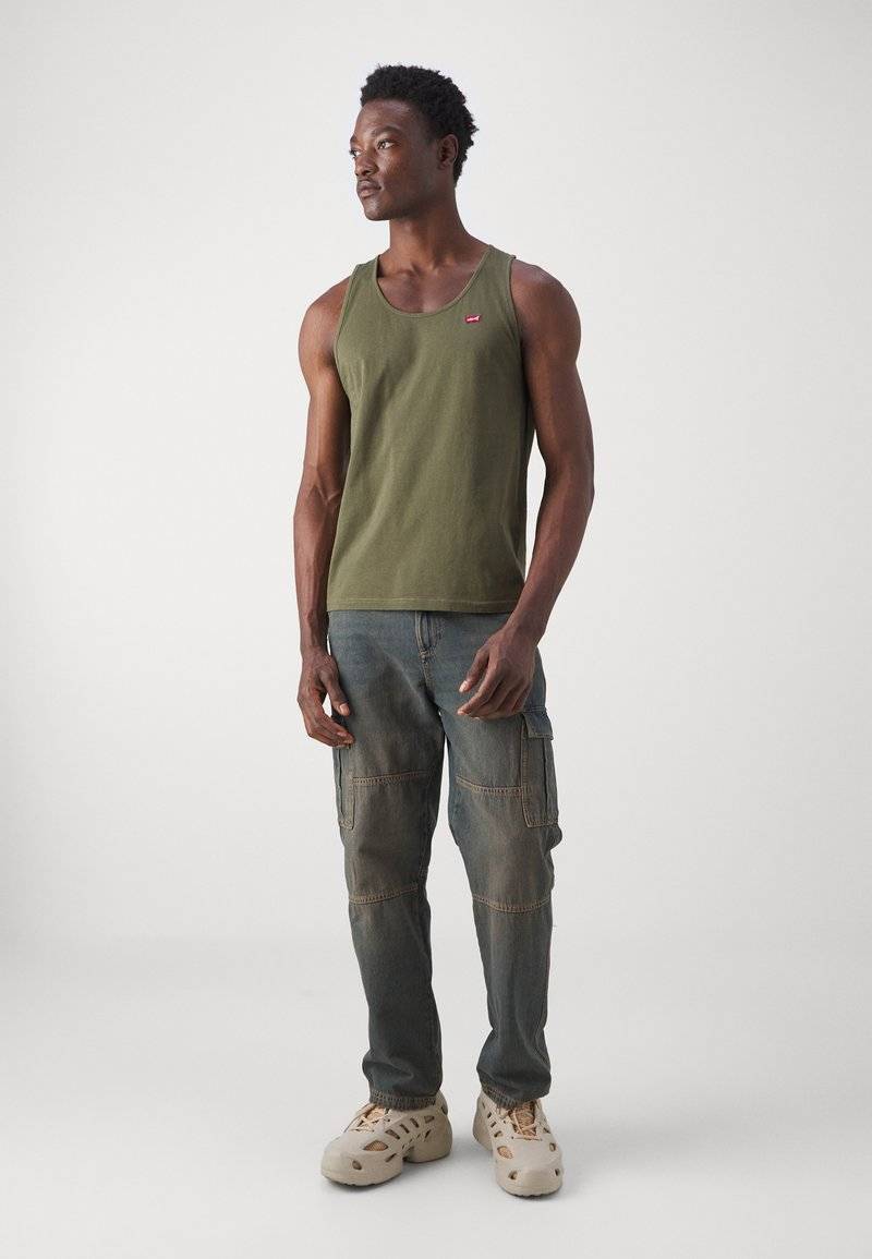 Levi's® Levi's® LSEHOUSEMARK TANK - Top - olive night 2025