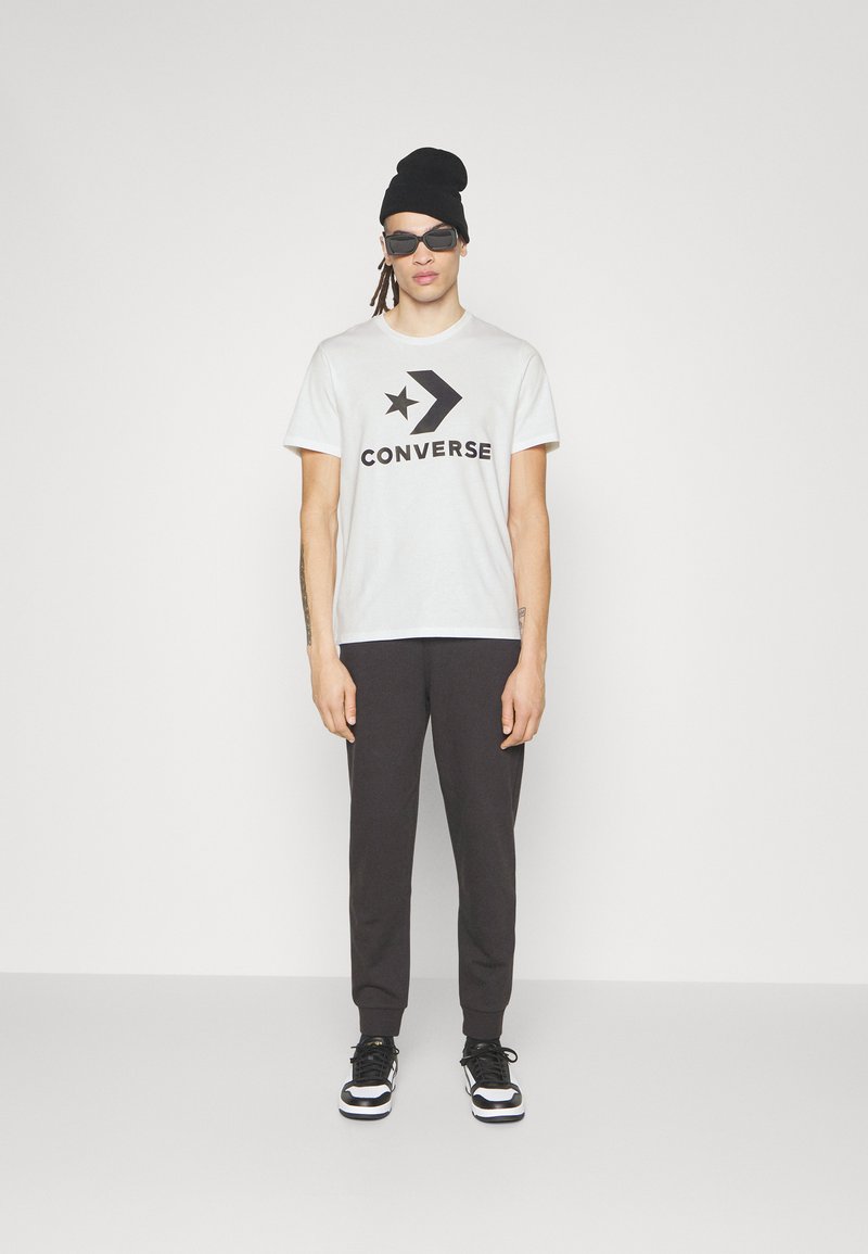 Converse Converse GO TO STAR CHEVRON TEE UNISEX - Print T-shirt - white Fabrikverkauf
