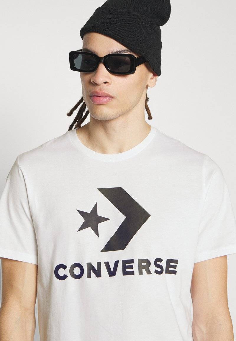 Converse Converse GO TO STAR CHEVRON TEE UNISEX - Print T-shirt - white Fabrikverkauf