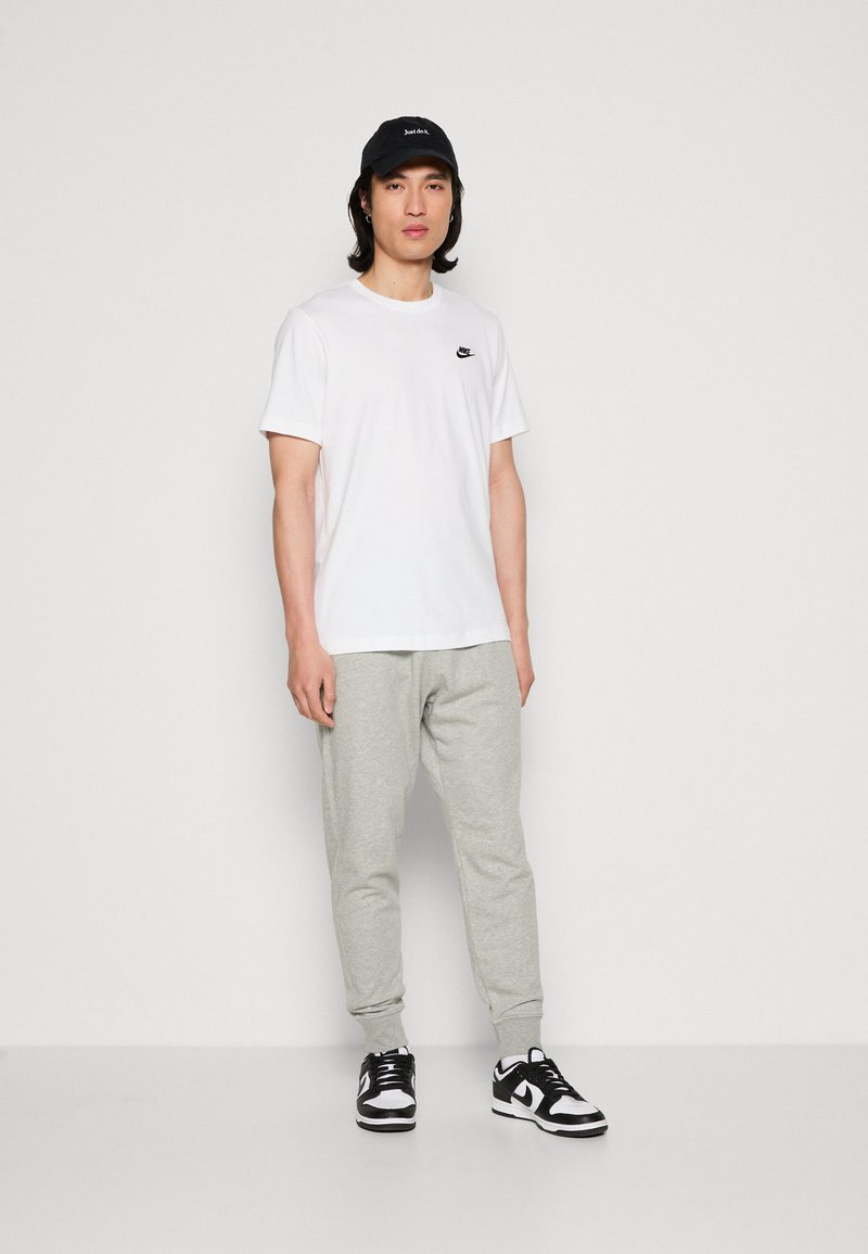 Nike Sportswear Nike Sportswear CLUB JGGR FT - Tracksuit bottoms Flash Sale