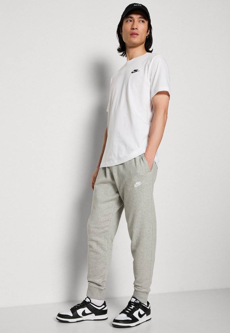 Nike Sportswear Nike Sportswear CLUB JGGR FT - Tracksuit bottoms Flash Sale
