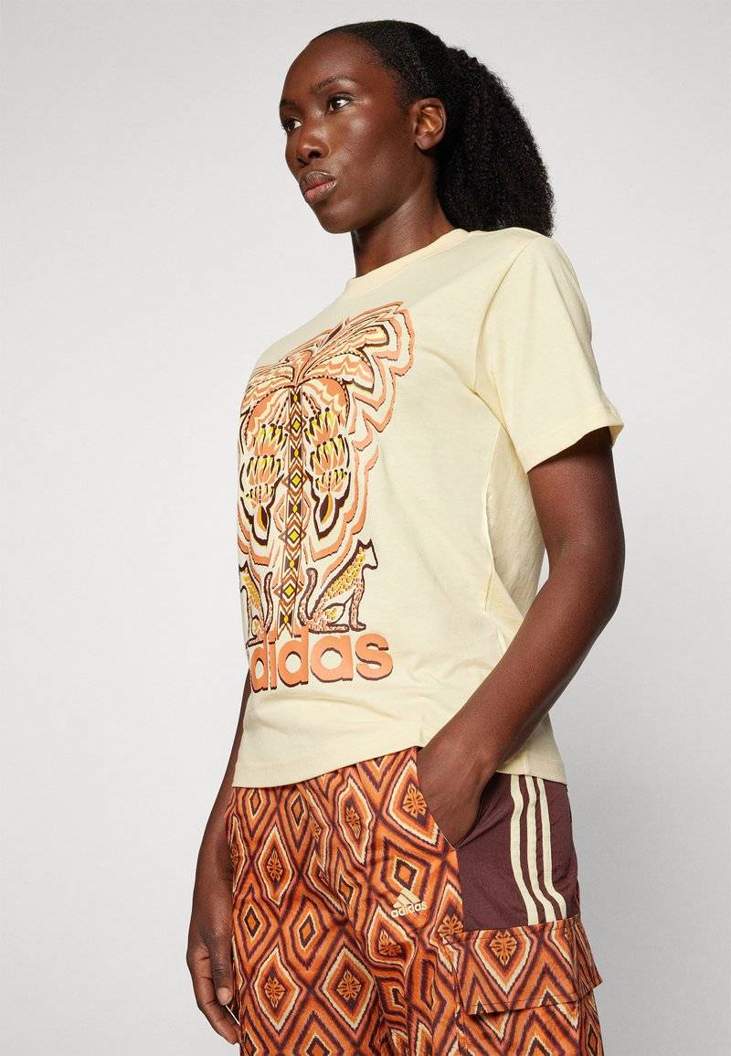 adidas Sportswear adidas Sportswear ADIDAS FARM RIO GRAPHIC - Print T-shirt - easy yellow JETZT KAUFEN