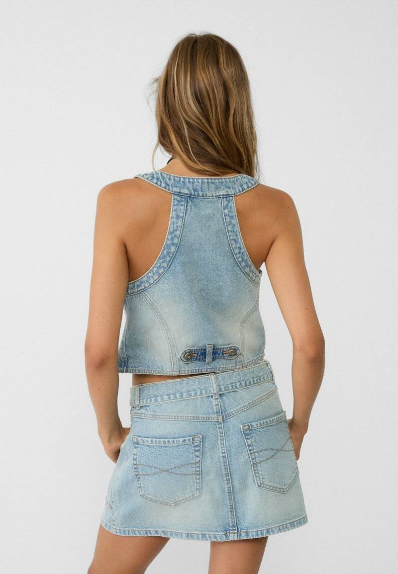 Stradivarius Stradivarius STUDDED - Waistcoat - laser denim Günstiger Verkauf