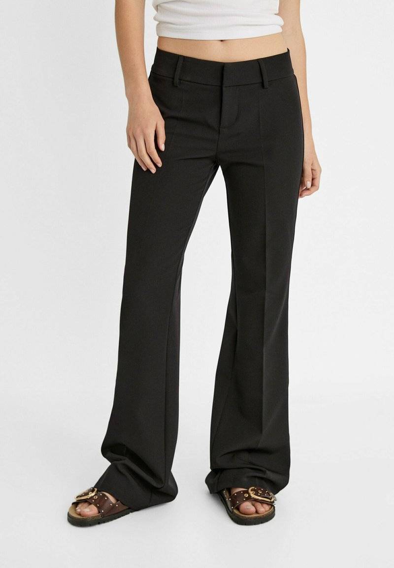 Stradivarius Stradivarius TAILORED FLARED - Trousers - black Kostenloser Versand