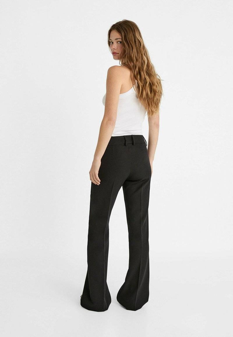Stradivarius Stradivarius TAILORED FLARED - Trousers - black Kostenloser Versand