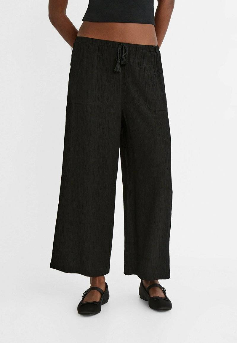 Stradivarius Stradivarius FLOWING CULOTTES - Trousers - black Black Friday