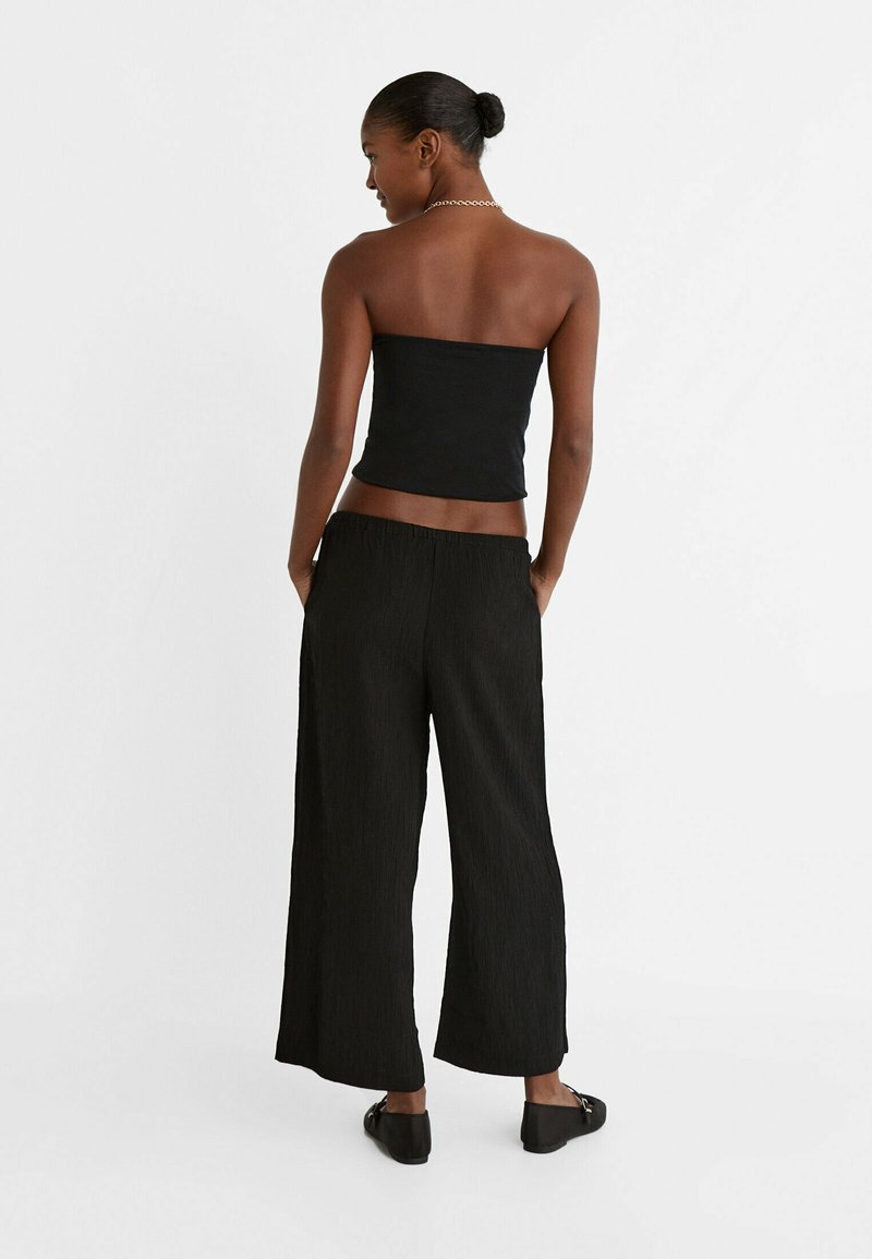 Stradivarius Stradivarius FLOWING CULOTTES - Trousers - black Black Friday